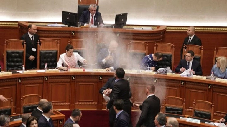 Αλεύρωσαν τον Έντι Ράμα μέσα στη Βουλή